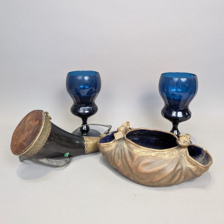 Lot comprenant : - - Grande poire à poudre orientale - - Vase "foulard noué " e…