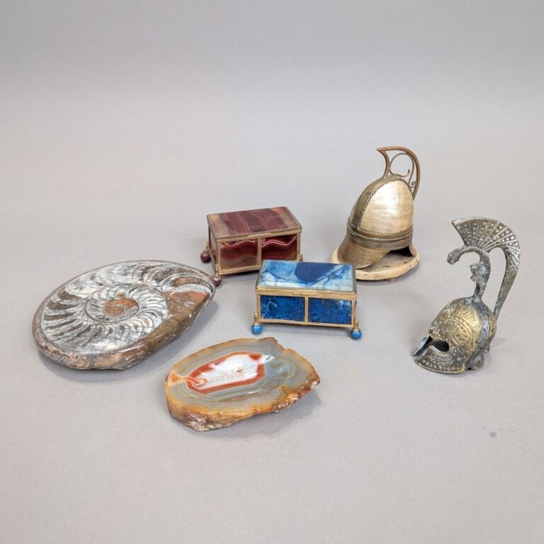 Lot comprenant : - - Sonnette "Heaume " - - Encrier "casque" en nacre et métal…