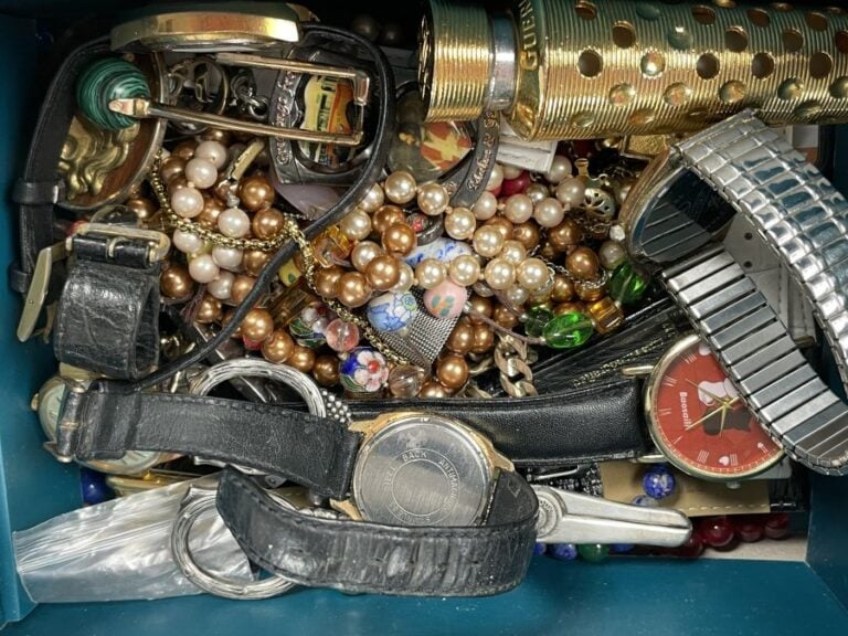 Lot comprenant : - - Une montre plaqué or - - Fort lot de bijoux fantaisie comp…