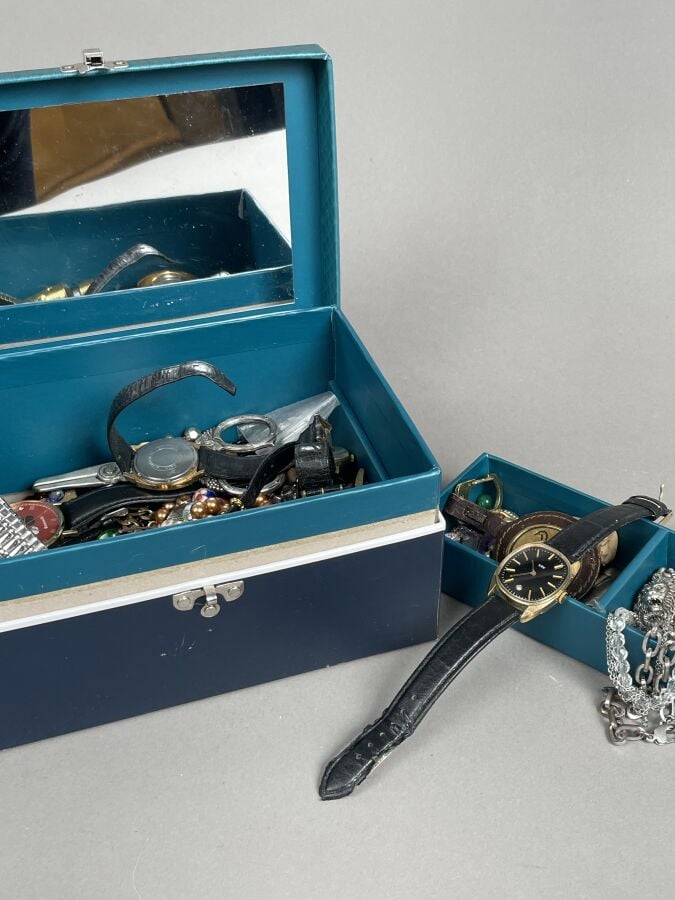 Lot comprenant : - - Une montre plaqué or - - Fort lot de bijoux fantaisie comp…